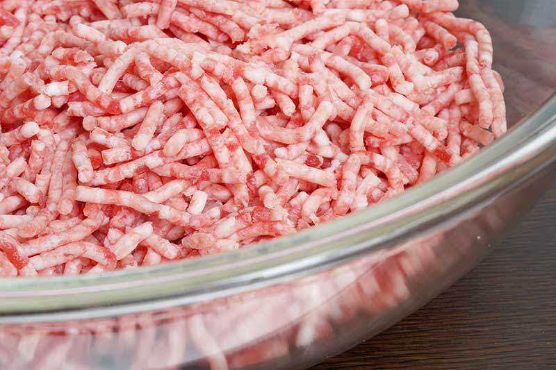 ボウルに入ったひき肉