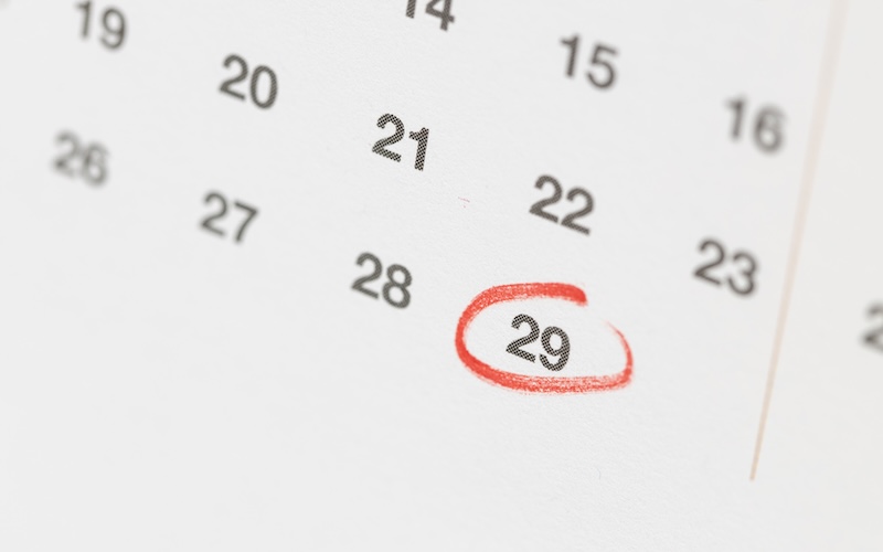 29日に赤い丸がついたカレンダーの写真