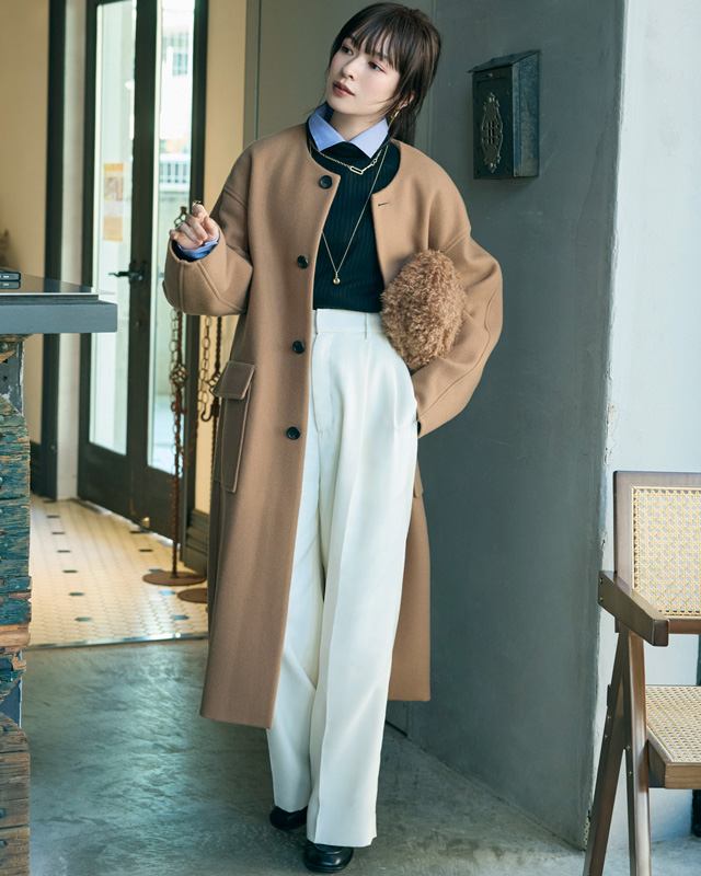 ノーカラーコート×シャツ×ニット×白パンツ