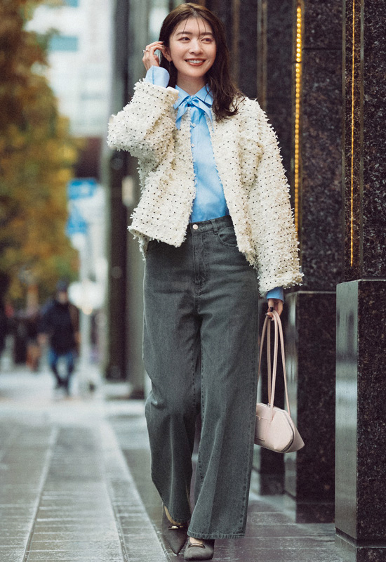 ツイードジャケット×ブルーシャツ×ワイドデニムパンツ