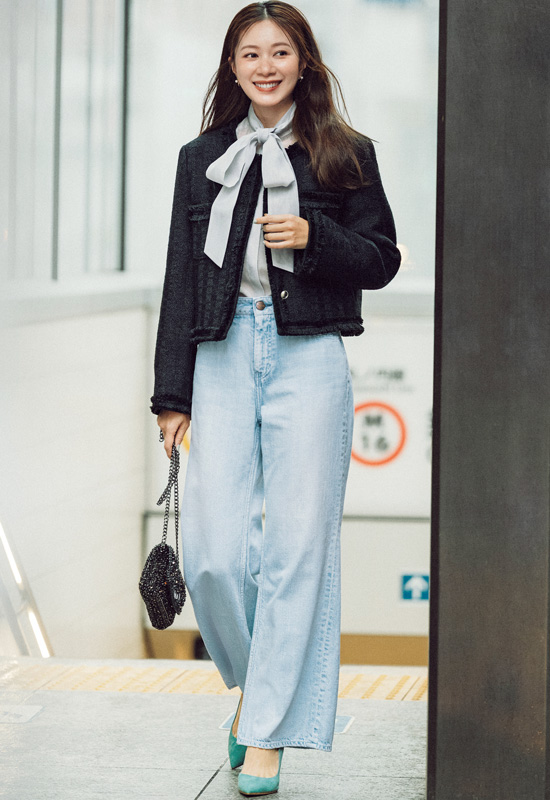 黒ジャケット×ボウタイブラウス×フレアデニムパンツ