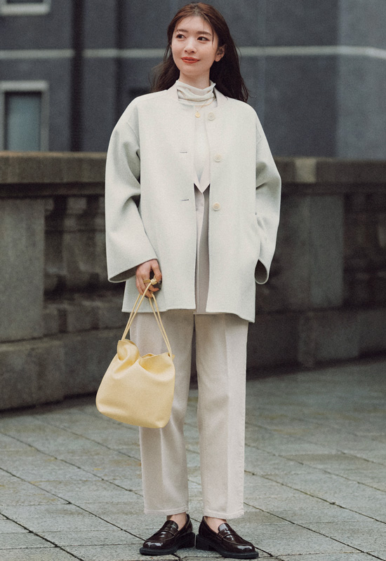 ノーカラーコート×ジャケット×ベージュデニムパンツ