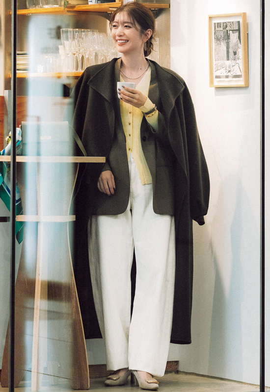 ロングコート×イエローカーデ×バレルパンツ