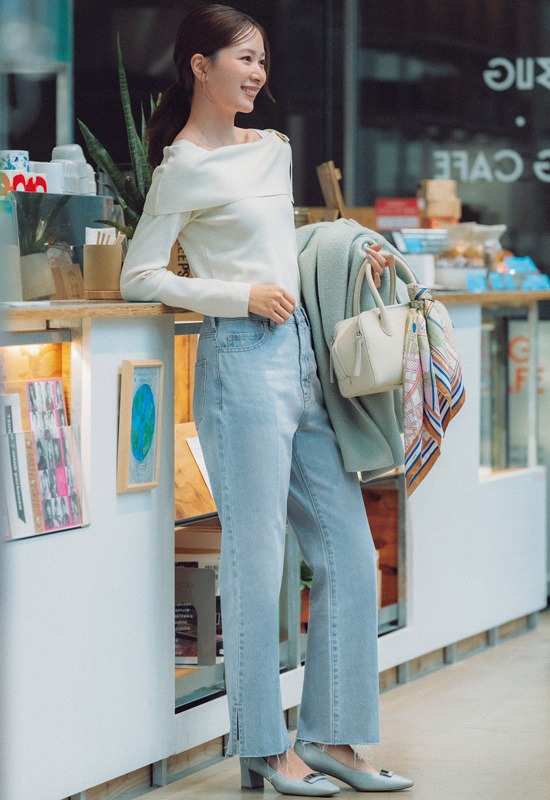 オフショルニット×サイドスリットデニムパンツ