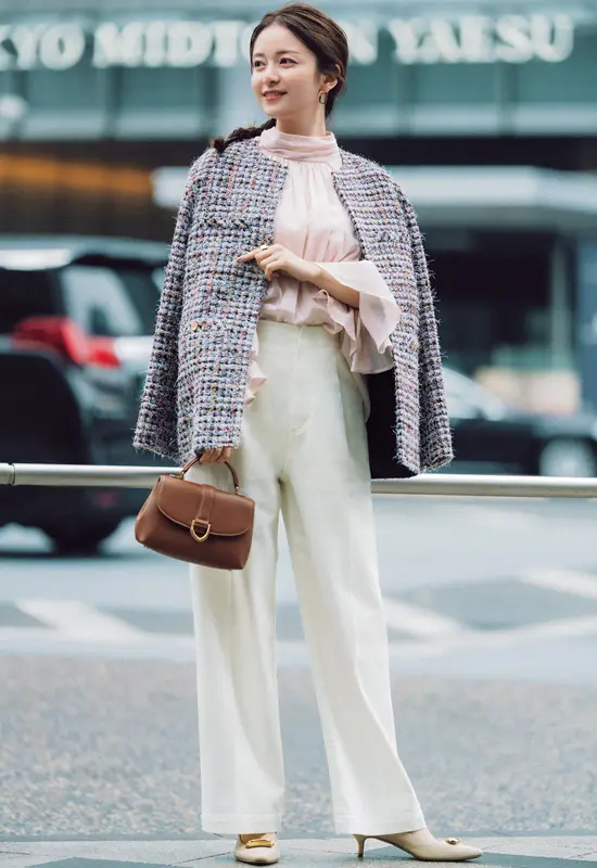ツイードジャケット×ピンクブラウス×白デニムパンツ