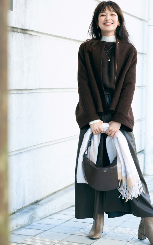 ブラウンやレザーの深みにピンクが親近感を吹き込む