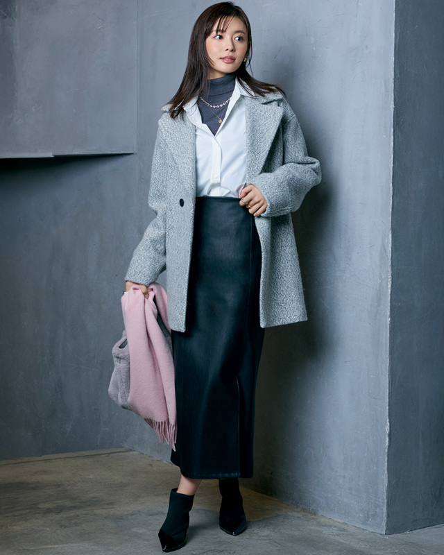 グレーコート×白シャツ×黒タイトスカート