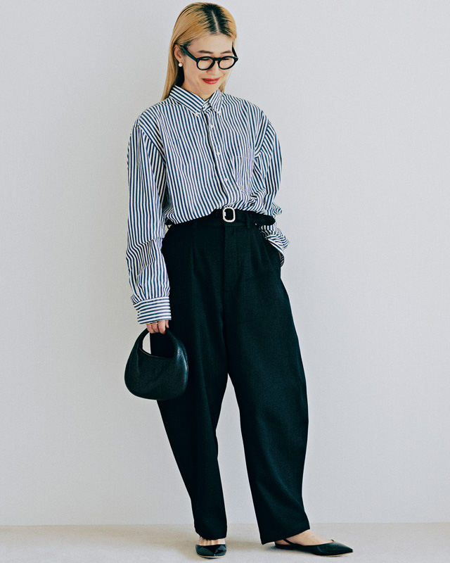 ストライプシャツ×黒パンツ