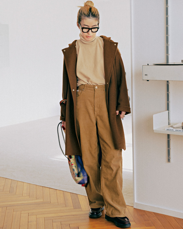 ブラウンコート×タートルニット×パンツ