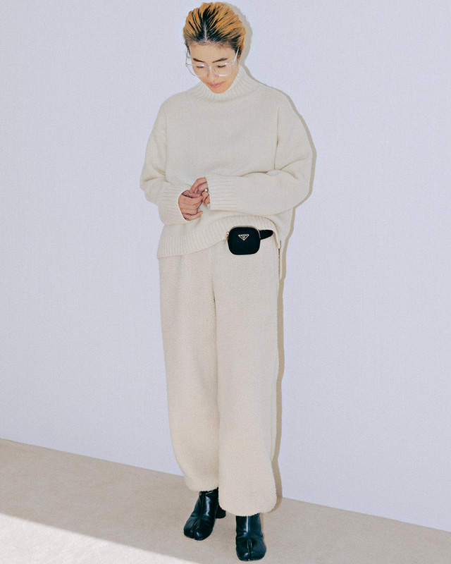 白ニット×白パンツ
