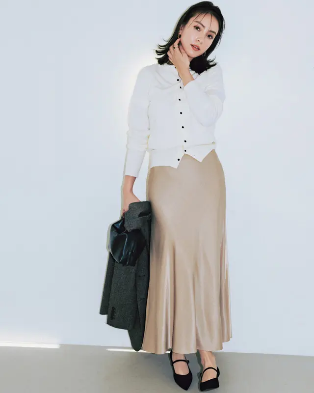 白カーデ×ツヤスカート