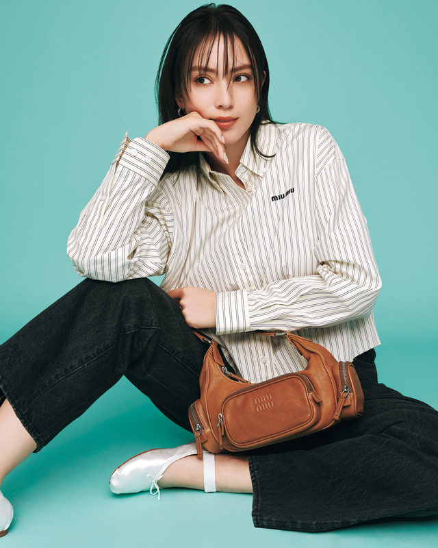 ストライプシャツ×ブラックデニムパンツ