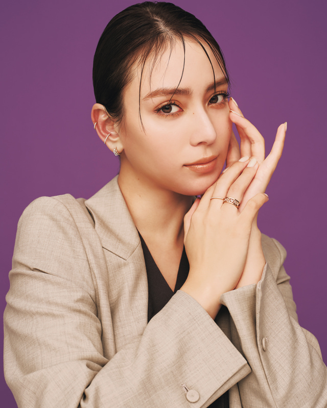 テーラードジャケット×黒ニット