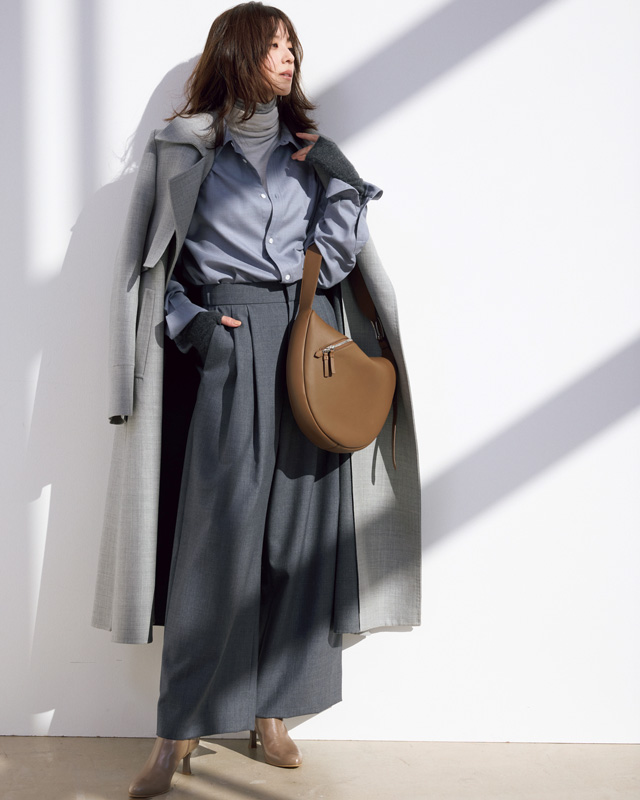 グレーのタックパンツコーデ