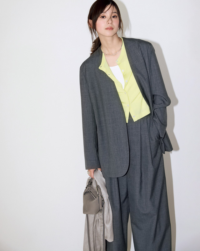 グレーのタックパンツコーデ