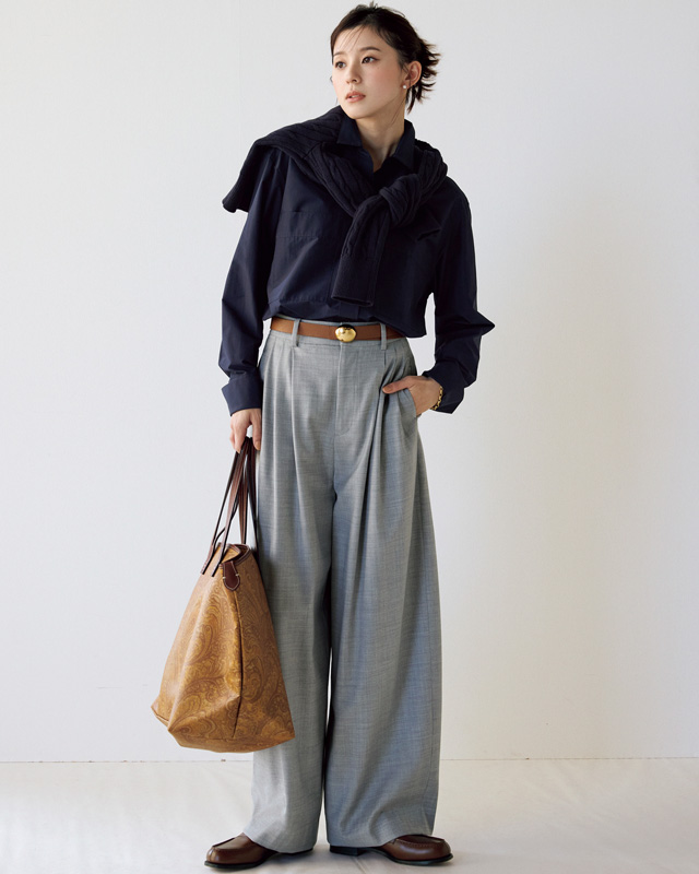 グレーのタックパンツコーデ