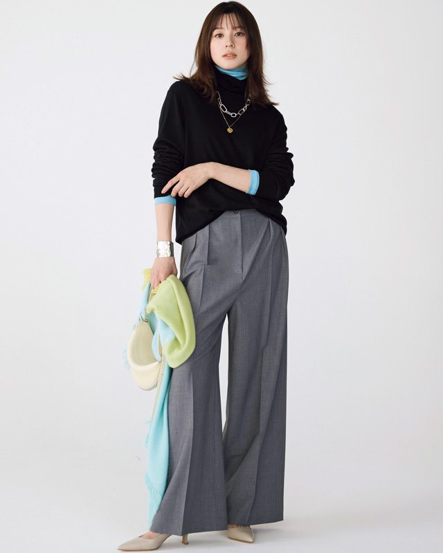 グレーのタックパンツコーデ