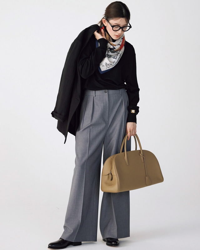 グレーのタックパンツコーデ