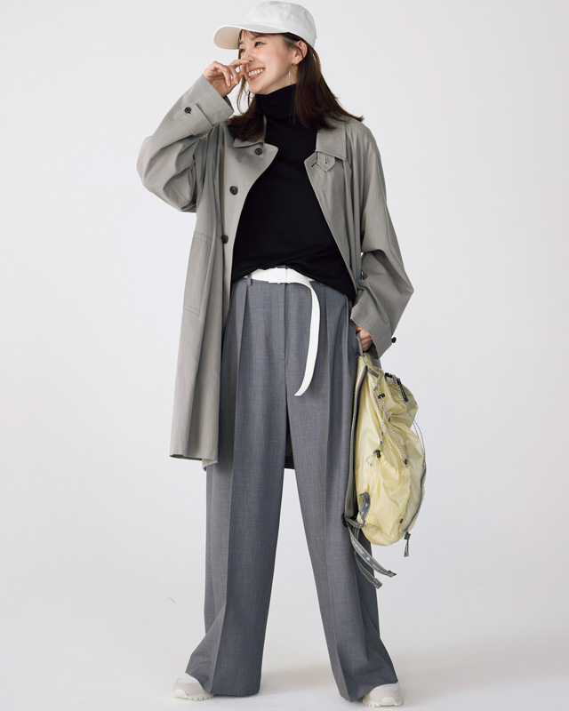 グレーコート×黒タートル×タックパンツ