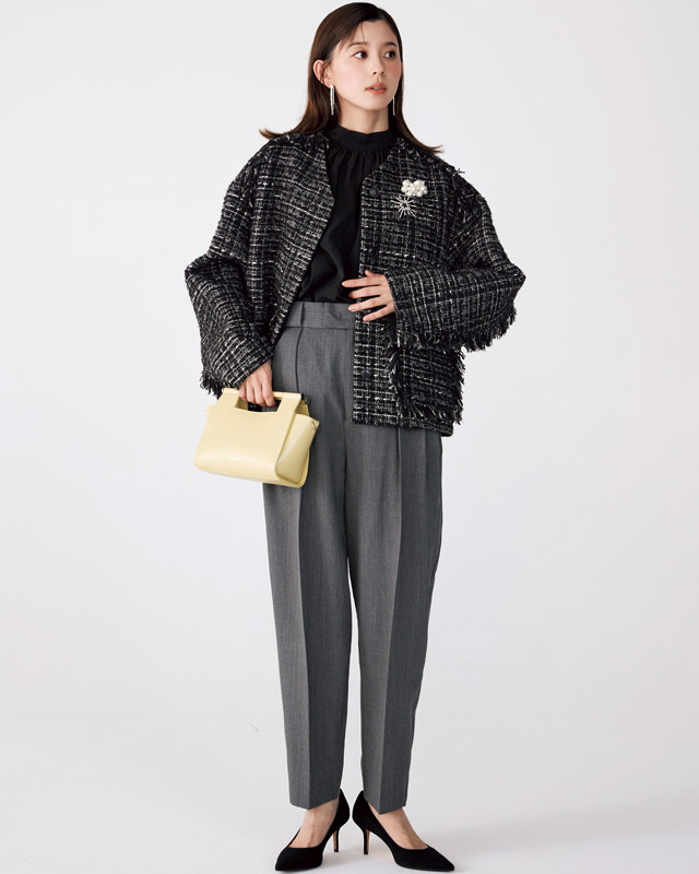 ツイードジャケット×黒ブラウス×テーパードシルエットパンツ