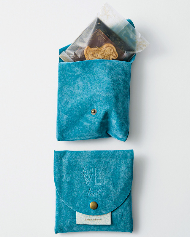 「teal」のカモのクッキーと板チョコレート