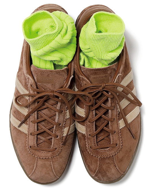 〝adidas〟の靴と〝ファミマ〟のソックス