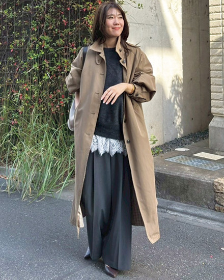 ロングコート×グレートップス×レースタンクトップ×グレーパンツ