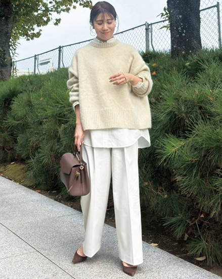ニット×白シャツ×白パンツ