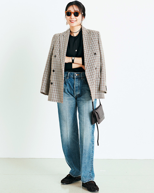 チェック柄ジャケット×黒トップス×デニムパンツ