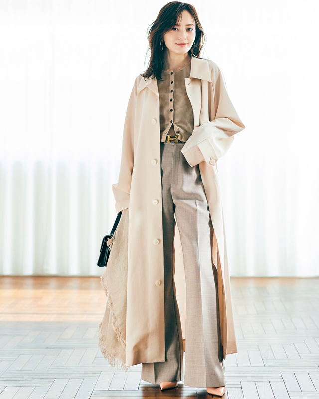 ロングコート×ベージュカーデ×センタープレスパンツ