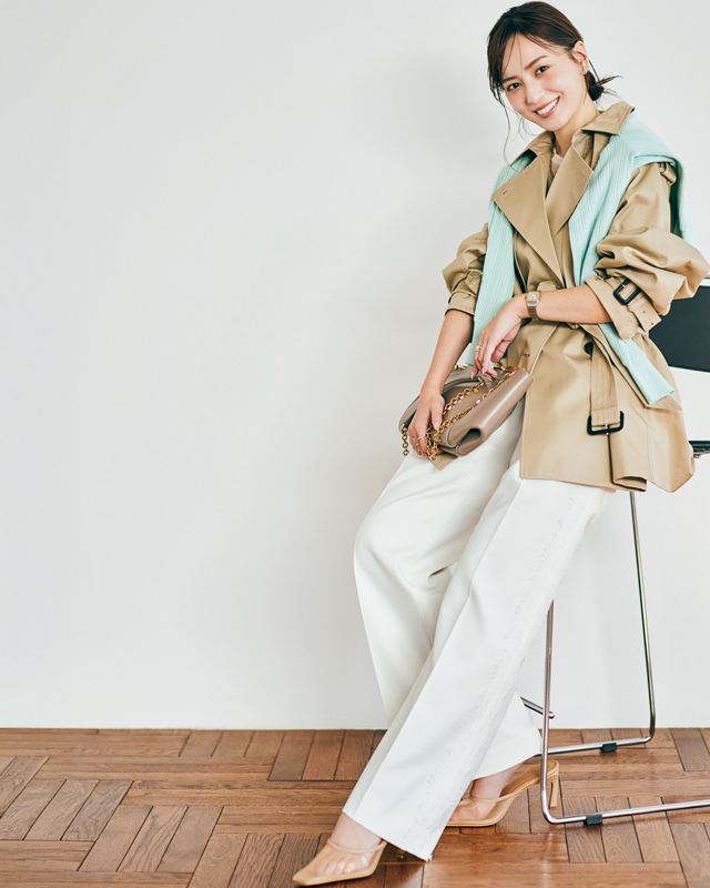 トレンチコート×肩掛けニット×白パンツ
