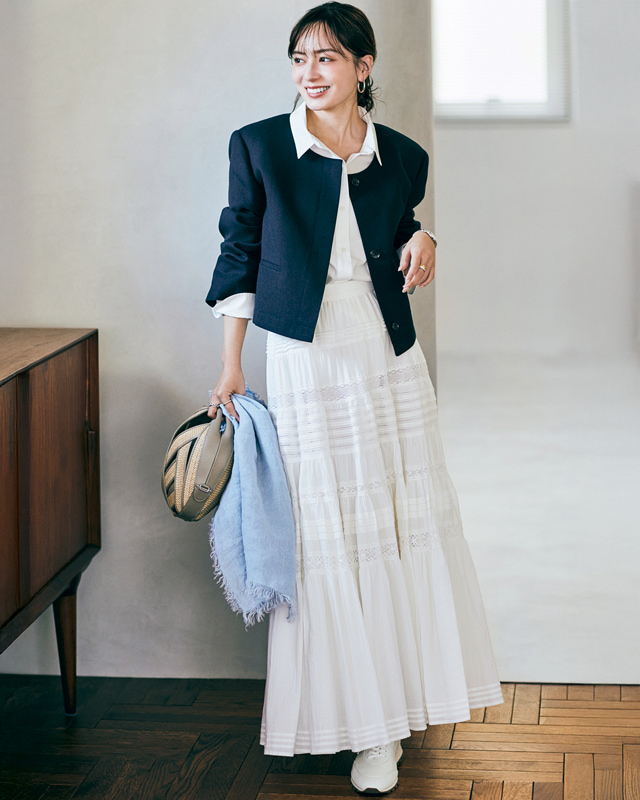 ノーカラージャケット×白シャツ×白フレアスカート