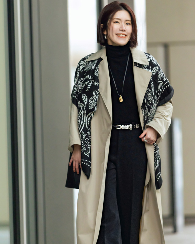 トレンチコート×スカーフ×黒タートル×パンツ