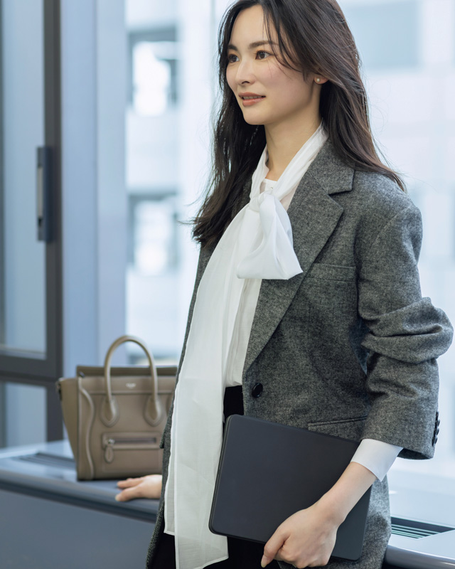 テーラードジャケット×ボウタイブラウス