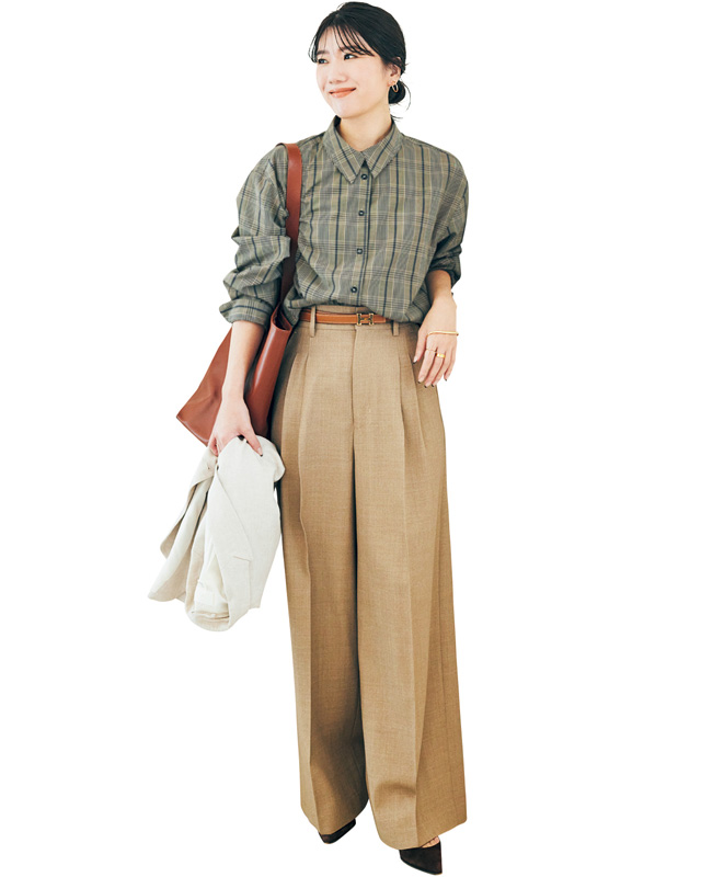 チェックシャツ×ベージュワイドパンツ