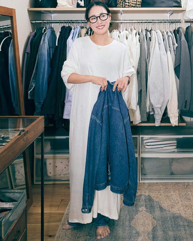 白ワンピ×デニムパンツ