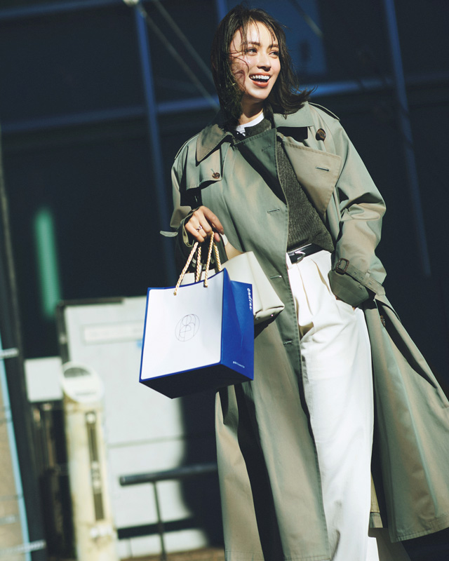 カーキトレンチ×カーキニット×白パンツ