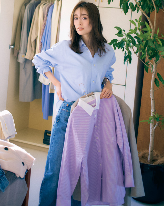 ブルーシャツ×デニムパンツ