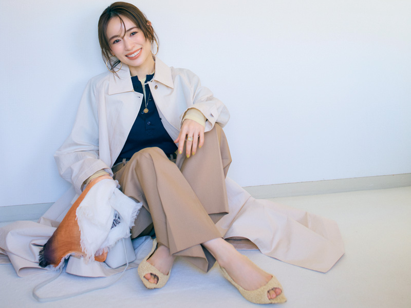 ロングコート×ネイビーニット×ベージュパンツ