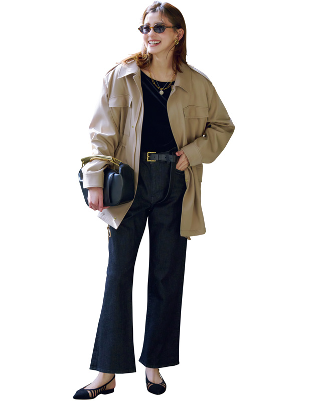 ブルゾン×黒カットソー×ブラックデニムパンツ