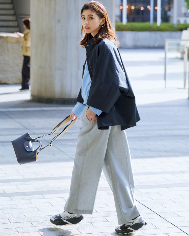 ドルマン形コート×ブルーシャツ×グレーパンツ