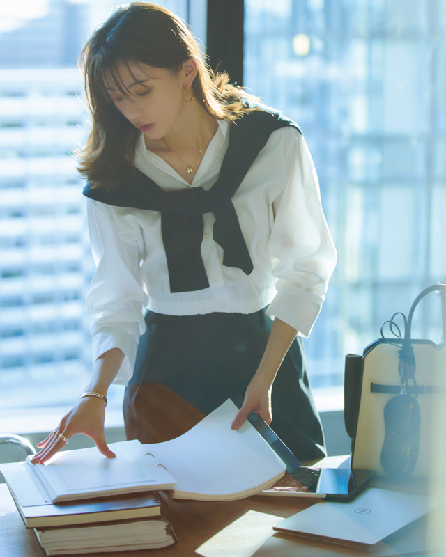 白シャツ×肩掛けニット×パンツ