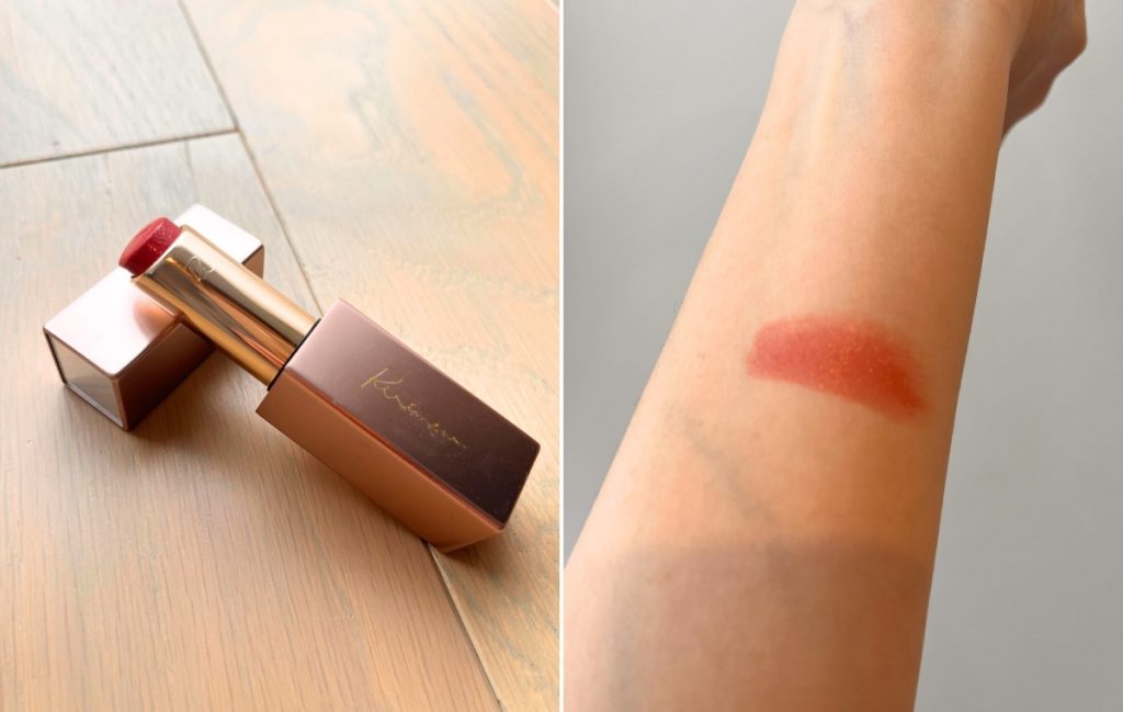 口紅の写真を腕に口紅を塗っている写真