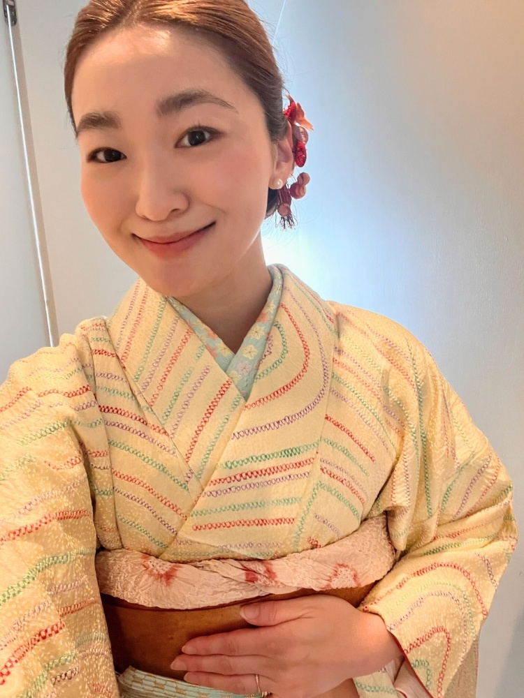 口紅を塗った着物姿の菱沼さんの写真