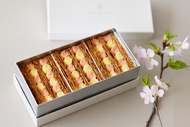 ボックスに詰められた桜ミルフィーユの写真