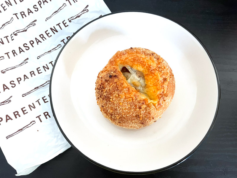 白いお皿の上のカレーパン