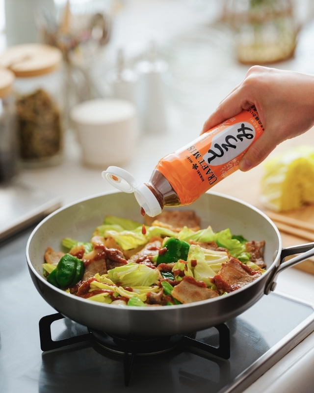 炒め物に味噌をかけている写真