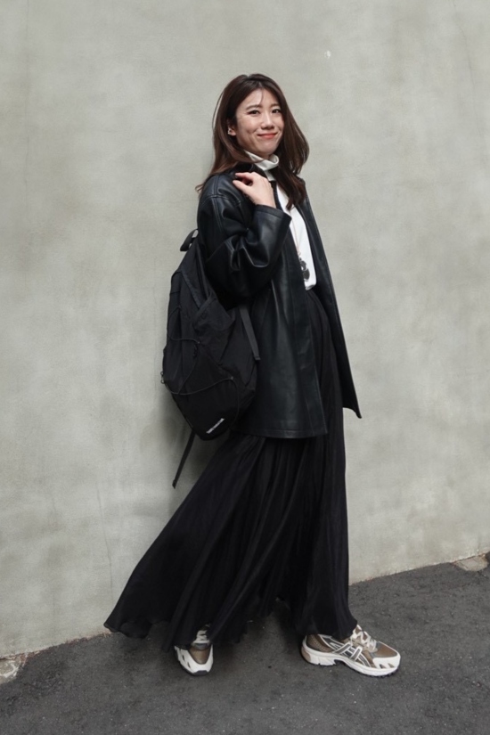 モノトーンの服を着る宮本萌さん