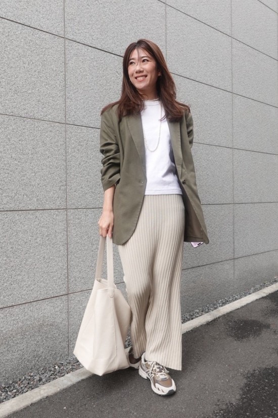 ジャケットを着る宮本萌さん