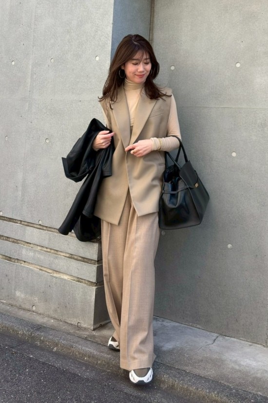 ベージュのジレを着る宮本萌さん